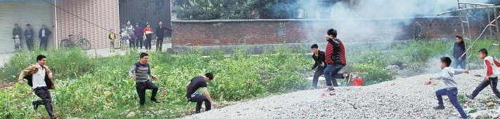 花炮爆炸后將鐵圈沖上天空,搶花炮的人群向鐵環(huán)飛出的方向奔去,尋找和搶奪鐵環(huán)。