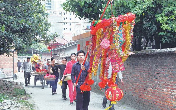 上燈隊伍浩浩蕩蕩向祠堂進發(fā)。