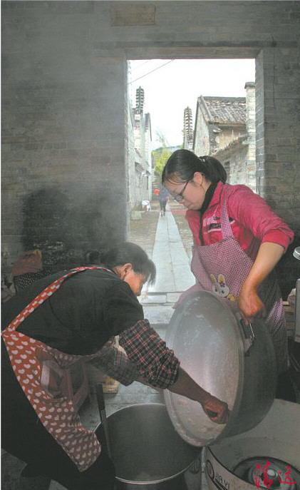 后勤人員緊張地準(zhǔn)備午飯。