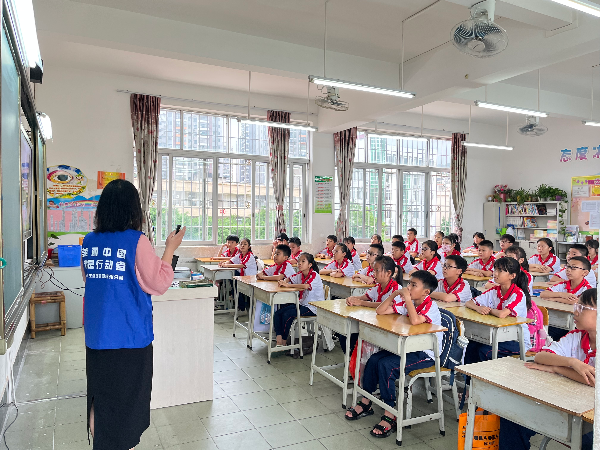 6月15日上午，連州分局工作人員到燕喜小學(xué)小學(xué)進(jìn)行低碳日宣講活動(dòng) (2).jpg