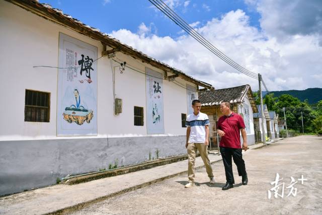 清遠(yuǎn)市退役軍人事務(wù)局派駐園山村第一書記錢峰與留坌村小組長溝通推進(jìn)該村農(nóng)旅項(xiàng)目。 曾亮超 攝