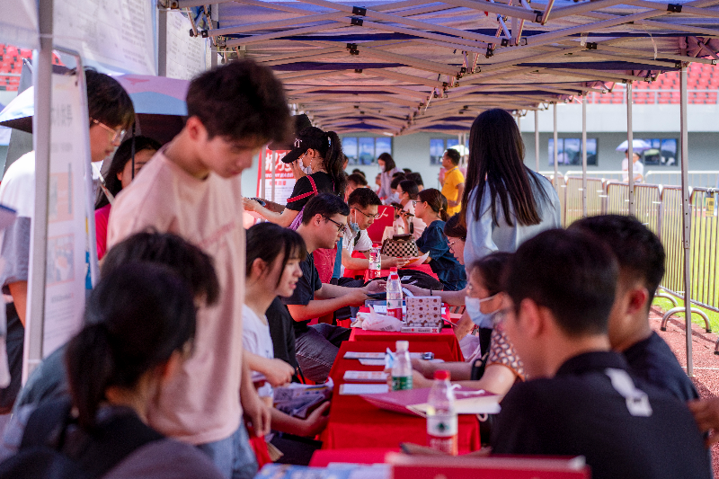 圖片一  20231021001-2023年5月27日，清遠(yuǎn)市舉辦2023年廣東省粵北片區(qū)“穩(wěn)就業(yè)促發(fā)展”大型招聘活動(dòng)，現(xiàn)場(chǎng)前來(lái)咨詢的求職者絡(luò)繹不絕。.jpg