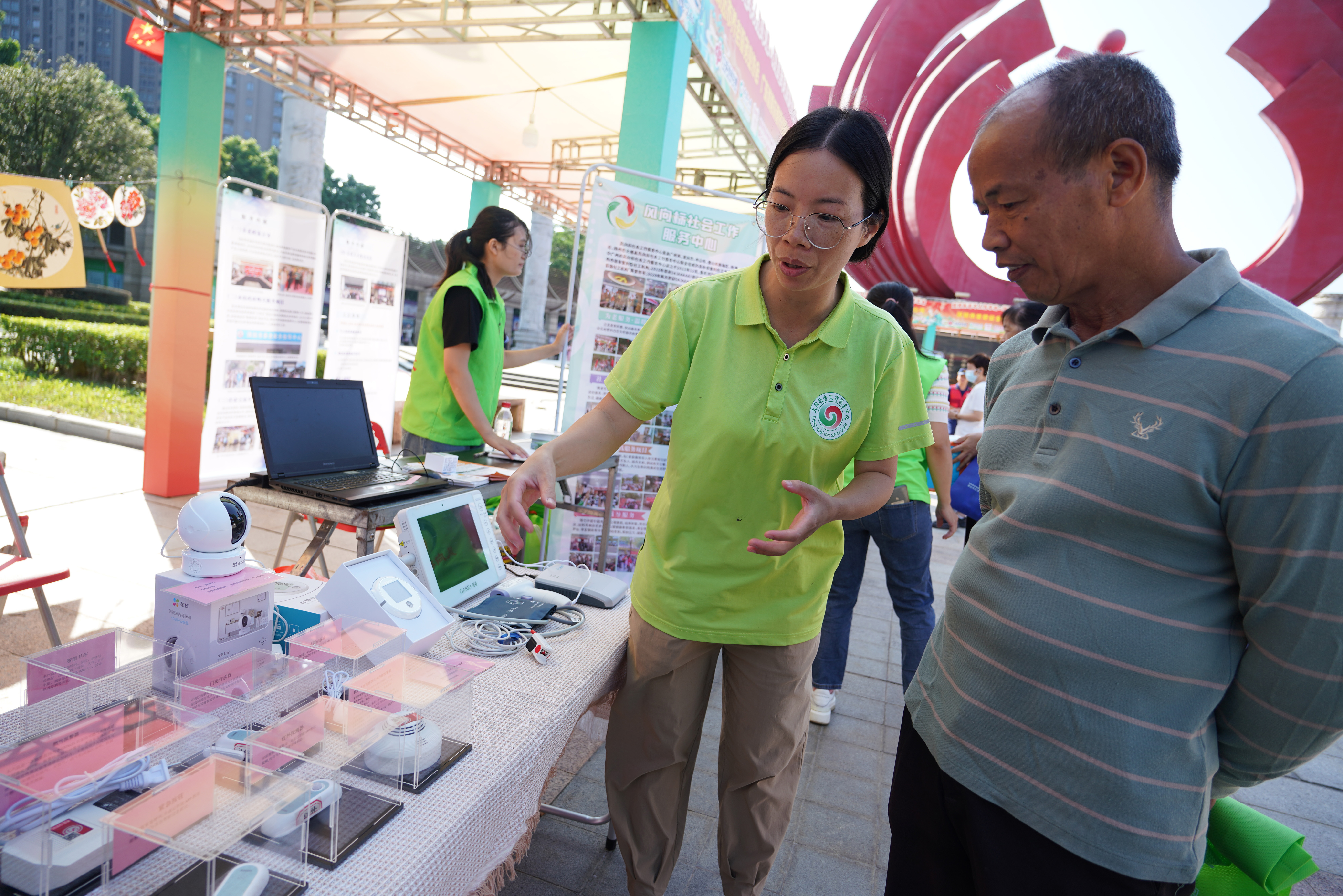 市民逛適老化產(chǎn)品展，了解涉老政策和體驗(yàn)養(yǎng)老服務(wù)。清遠(yuǎn)日報(bào)記者 劉淑芳 攝 劉淑芳 攝 劉淑芳 攝